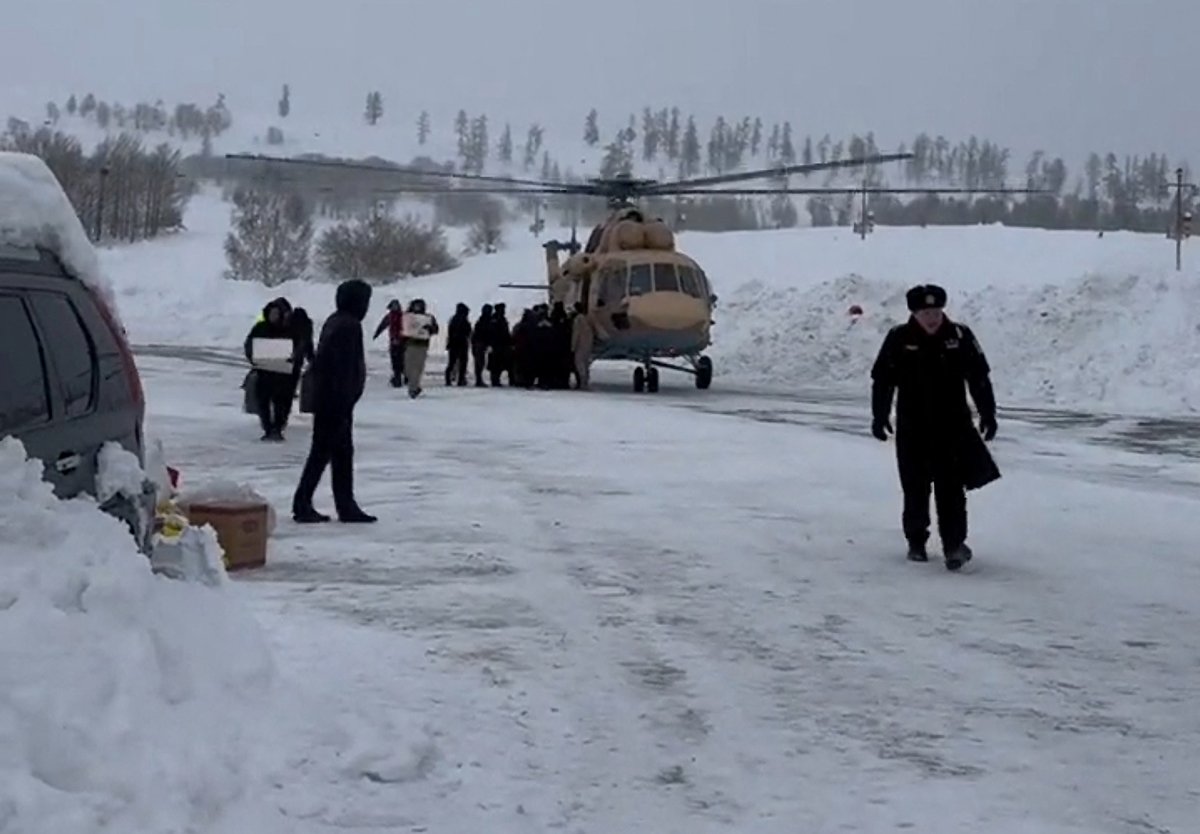 Bangkok-tourist-trapped-in-Xinjiang-after-avalanches