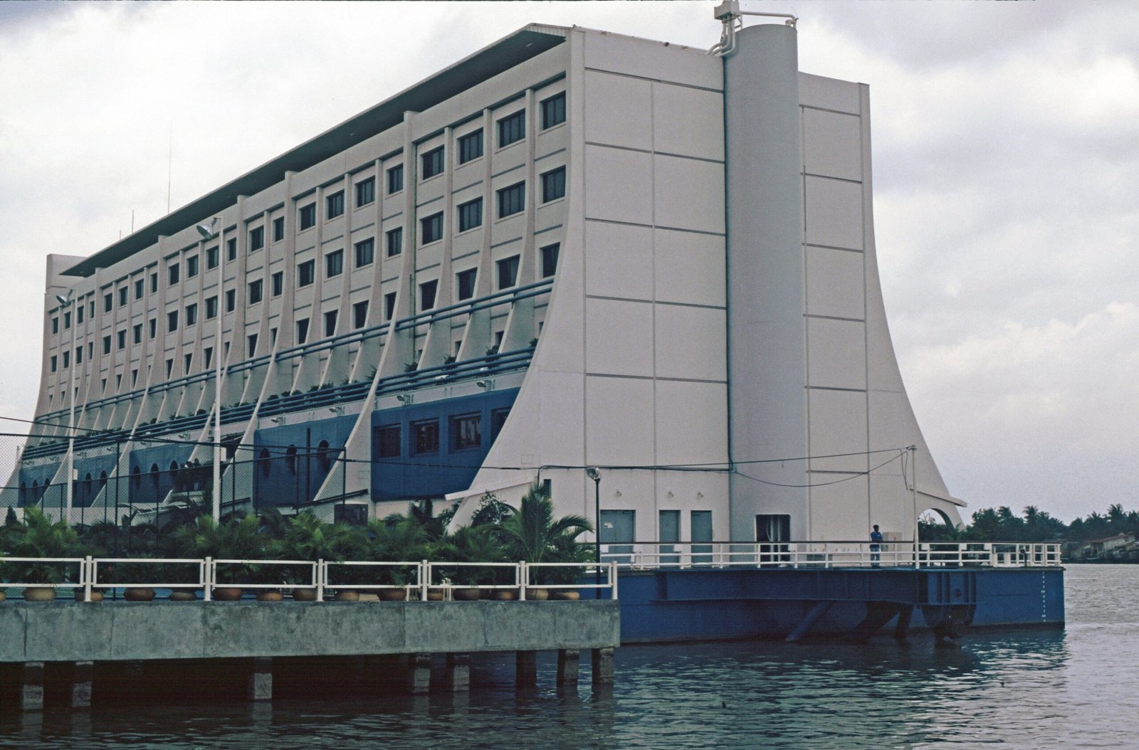 Saigon_Floating_Hotel_1991