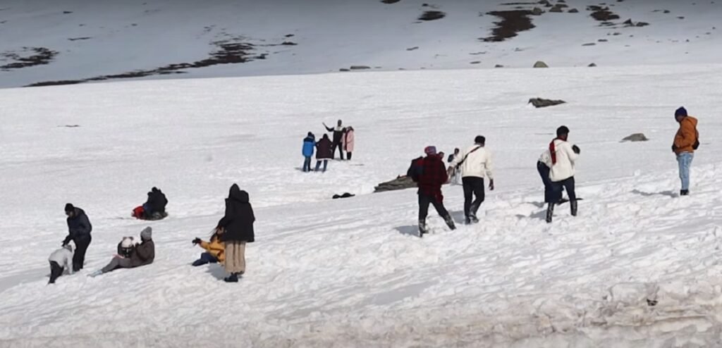 Tourists-Sinthan-Top-Snow-1024x494