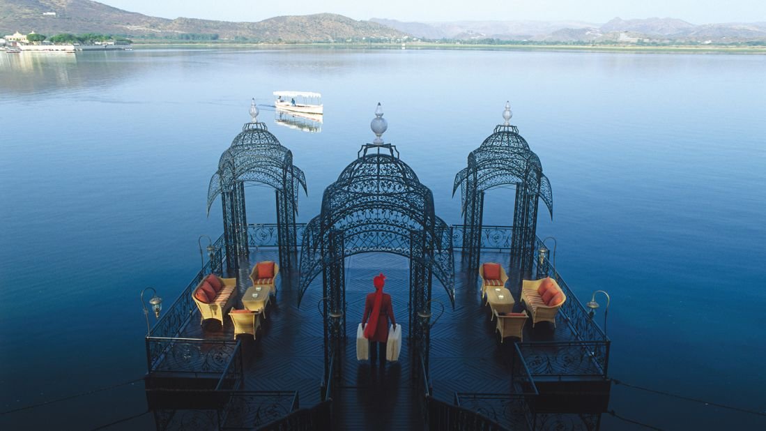 amazing-hotel-arrivals-taj-lake-palace