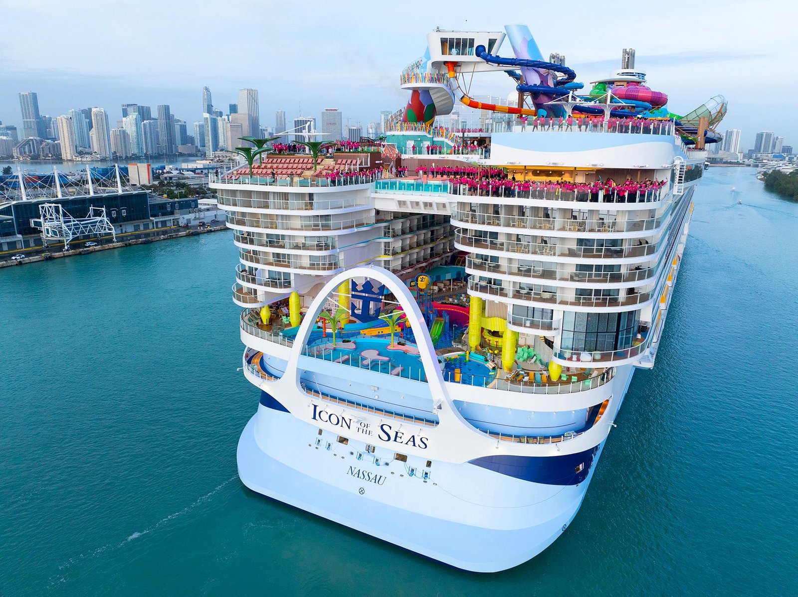 this cruise ship has more than 10,000 people gathering in it