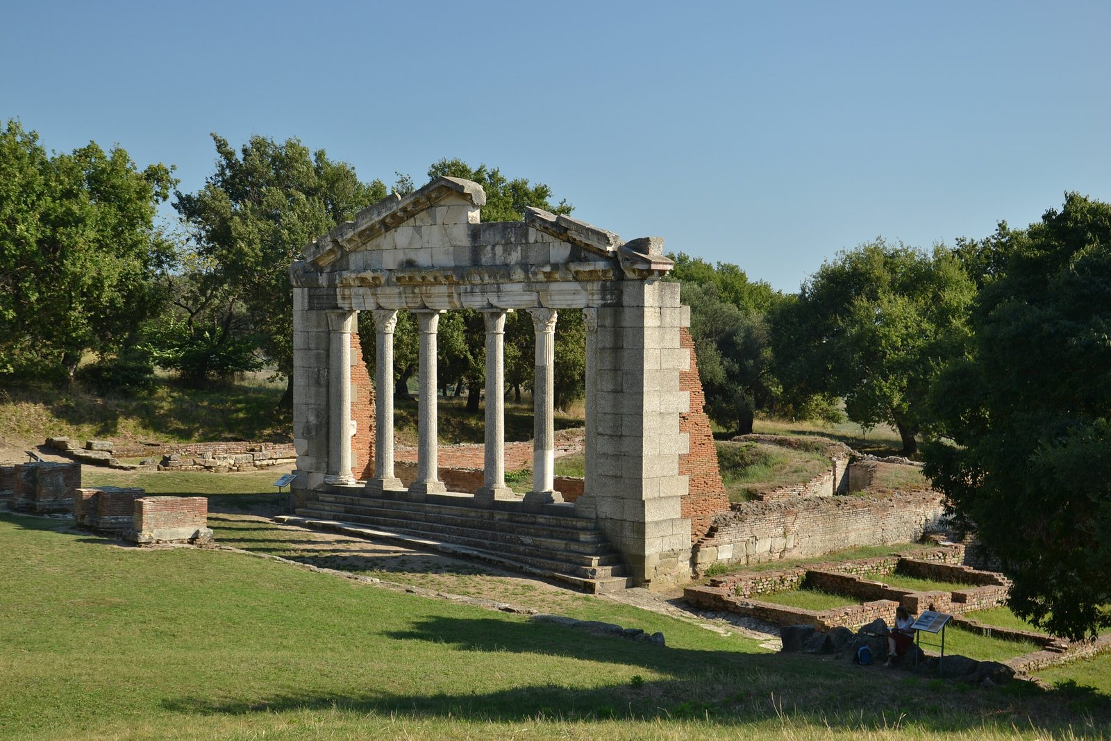 Apollonia,_Albania_(by_Pudelek)_-_Monument_of_Agonothetes