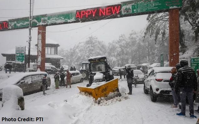 Road-air-traffic-affected-by-snowfall-in-Kashmir